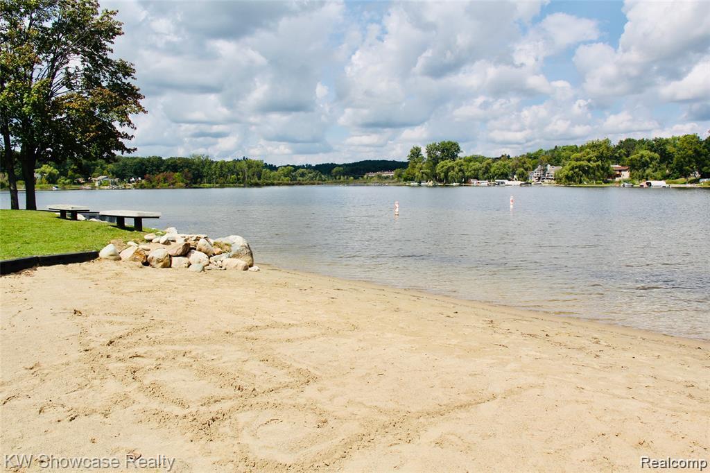 983 ARTDALE, White Lake, MI 48383 — Photo 41