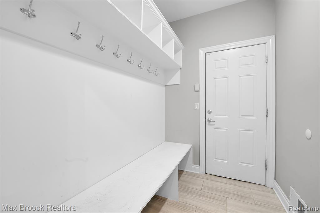 8330 COOLEY LAKE Road, Commerce Twp, MI 48382 — Photo 15