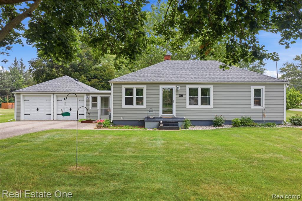 665 S Howell Street, Pinckney, MI 48169 — Photo 2