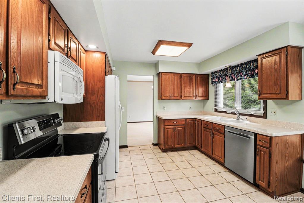 42542 Knollwood Court, Northville, MI 48168 — Photo 11