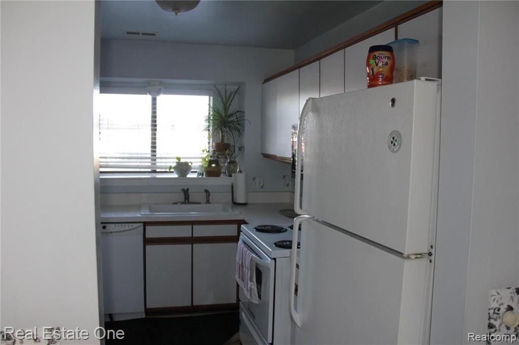 42493 LILLEY POINTE Drive, Canton, MI 48187 — Photo 9