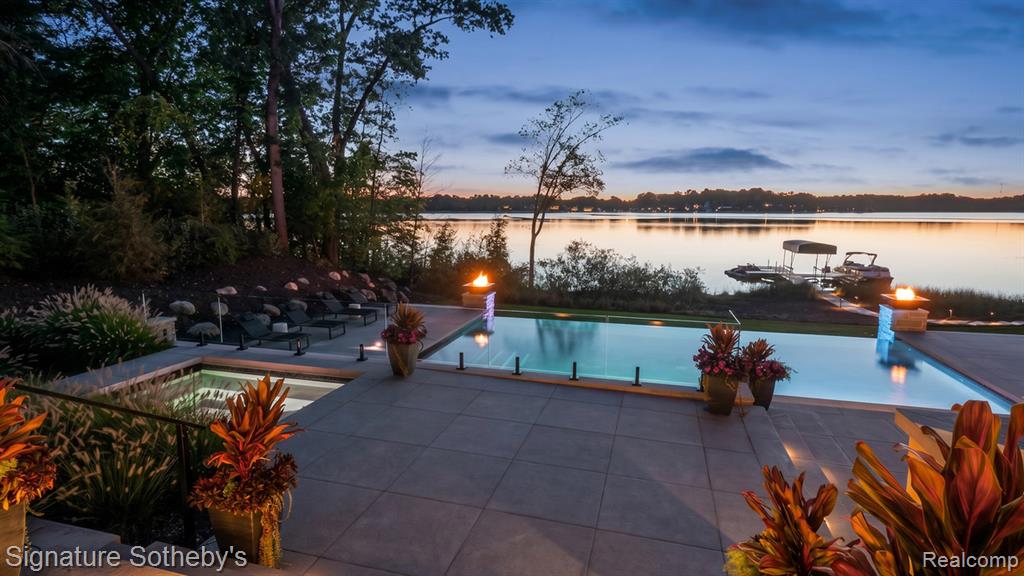 9485 LAKEVIEW Drive, Pinckney, MI 48169 — Photo 12