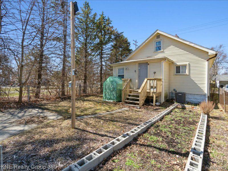 914 COMFORT Street, Lansing, MI 48915 — Photo 27