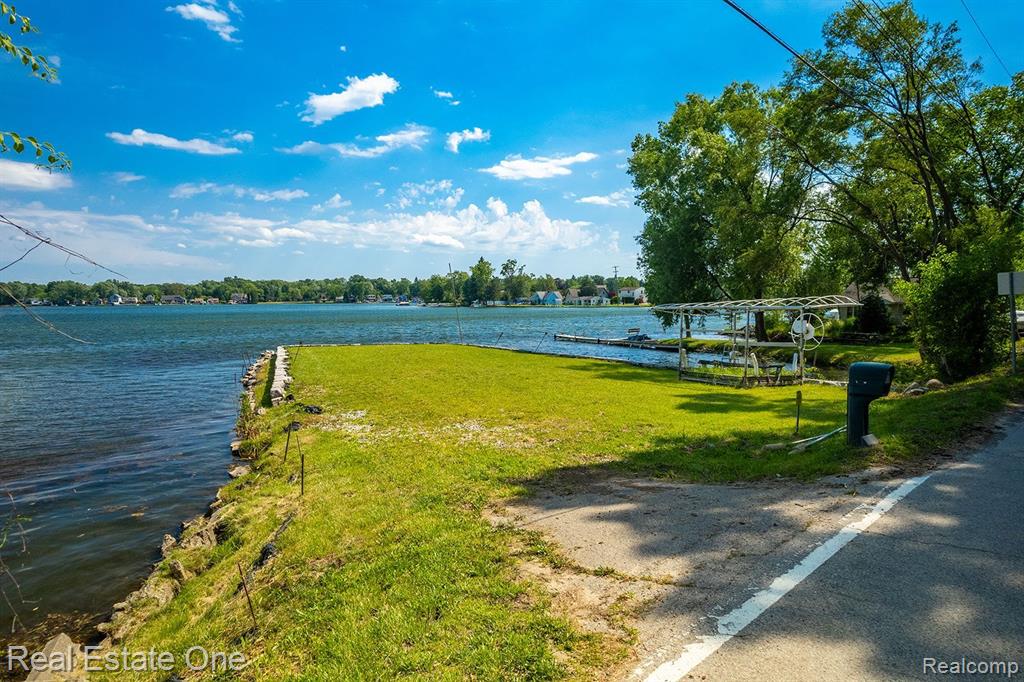 2300 JACKSON Boulevard, Highland, MI 48356 — Photo 5