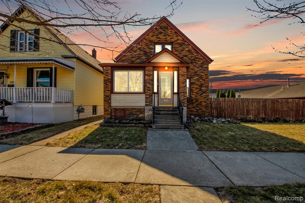 555 CHESTNUT Street, Wyandotte, MI 48192 — Photo 4