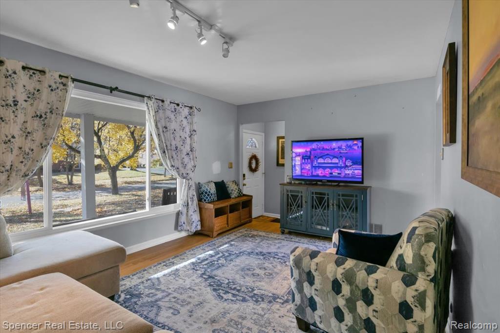 5726 Sutherland Drive, Waterford, MI 48327 — Photo 11