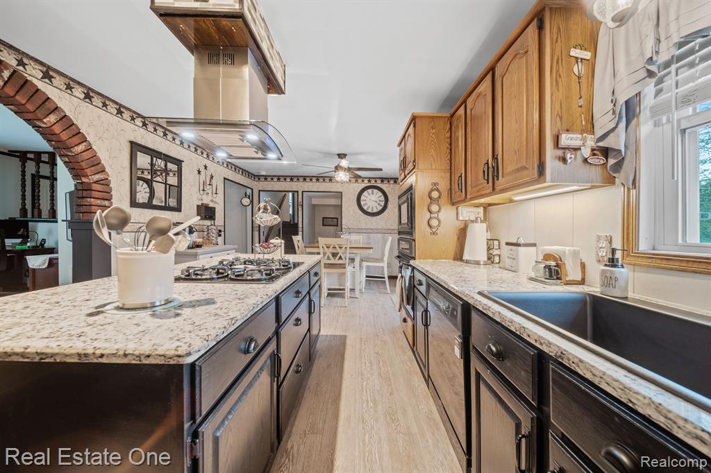 943 DEL SHER Drive, Brighton, MI 48114 — Photo 6