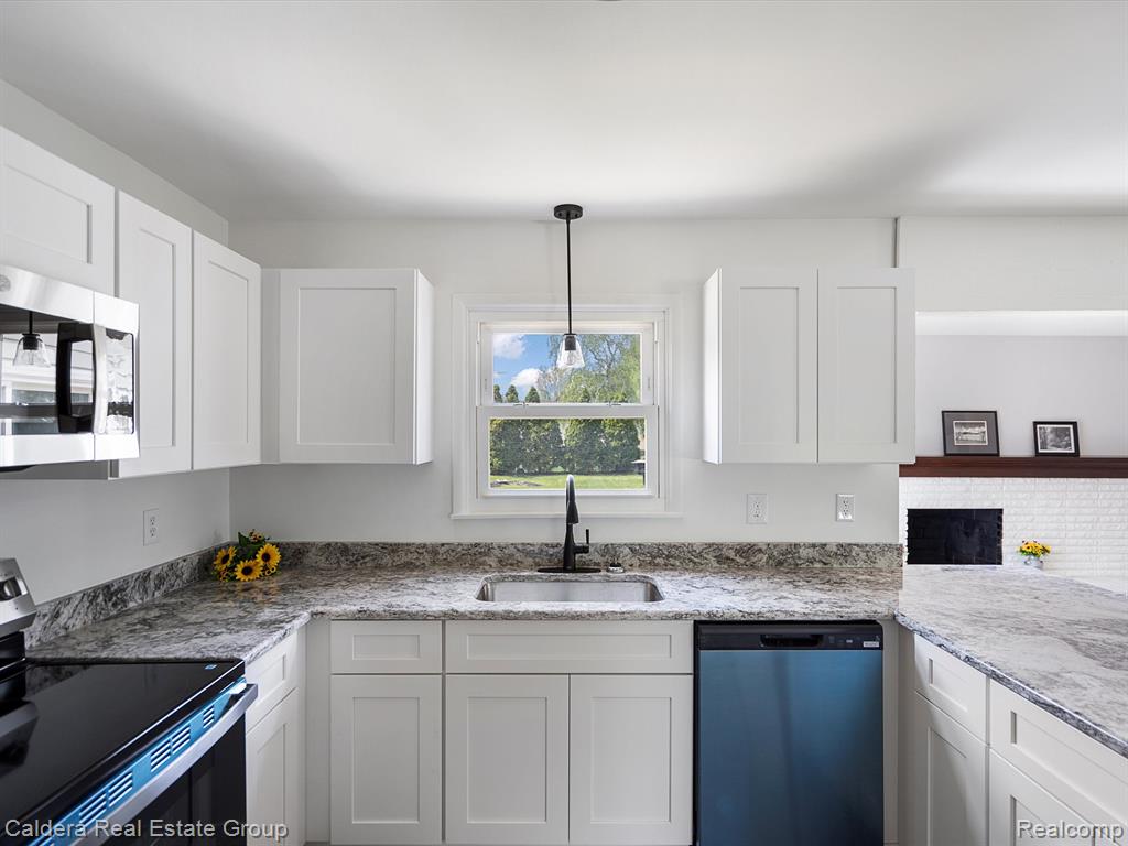 600 LOS ARBOLES Drive, Wolverine Lake, MI 48390 — Photo 9