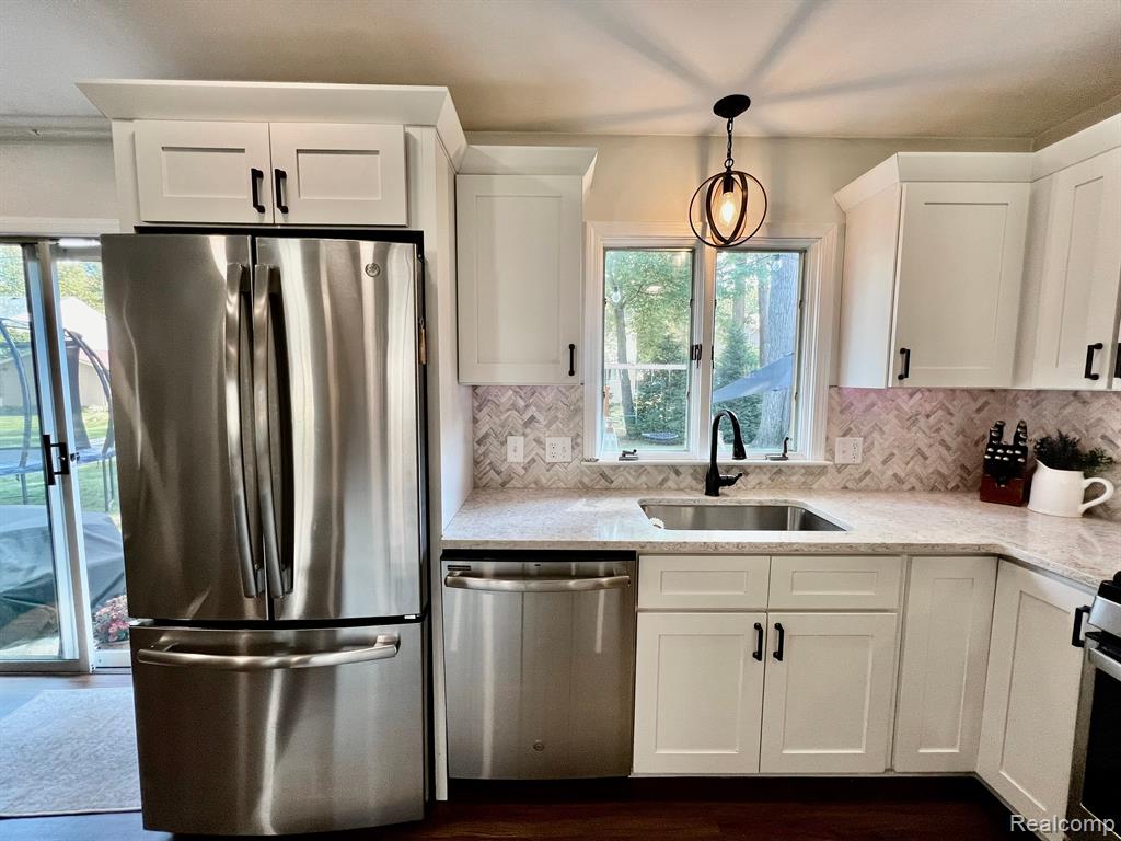 4245 SURREY Lane, Fort Gratiot, MI 48059 — Photo 9