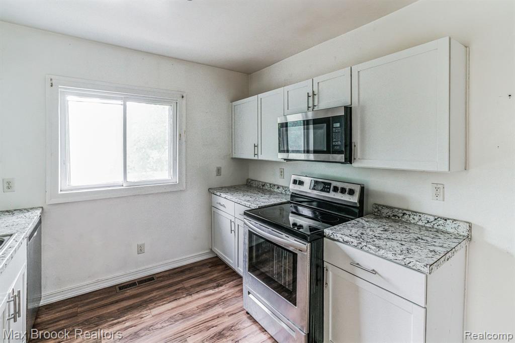702 S BARNES Street, Mason, MI 48854 — Photo 4