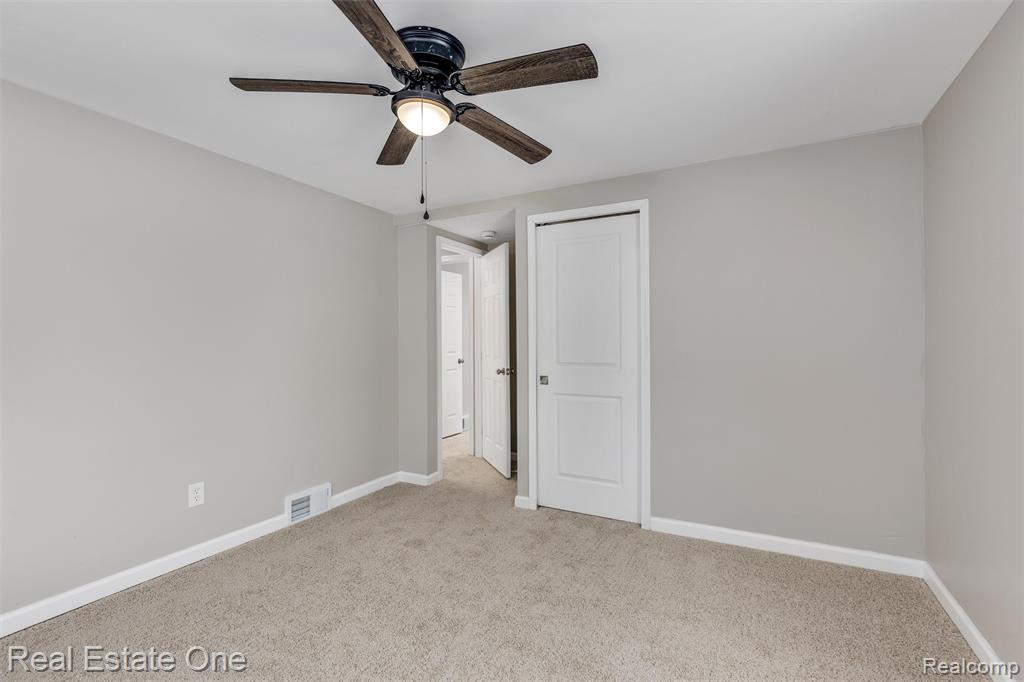 19196 Berden Street, Grosse Pointe, MI 48236 — Photo 23