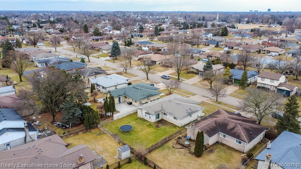 39654 EDGEMONT Drive, Sterling Heights, MI 48310 — Photo 45