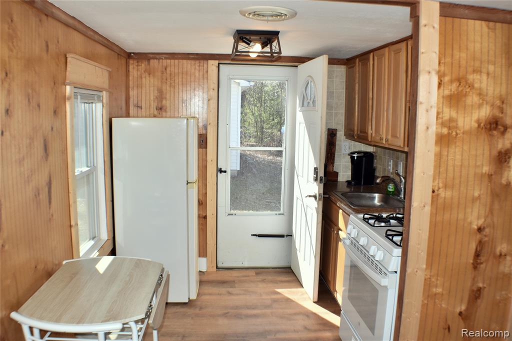 126 Lasalle Avenue, Houghton Lake, MI 48629 — Photo 16