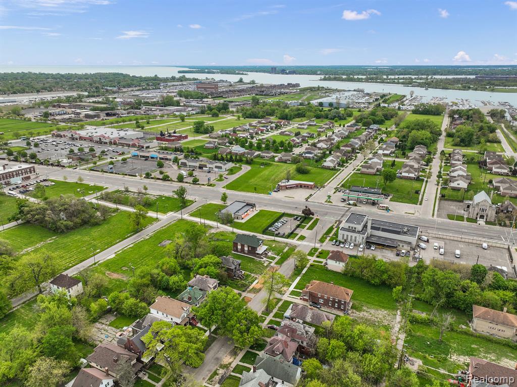 10829 E JEFFERSON Avenue, Detroit, MI 48214 — Photo 24