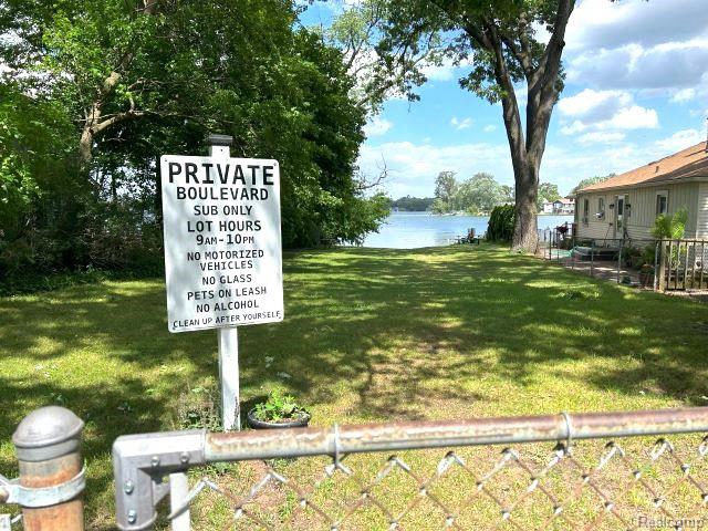 9151 CHAUMONT Drive, Commerce Twp, MI 48382 — Photo 18