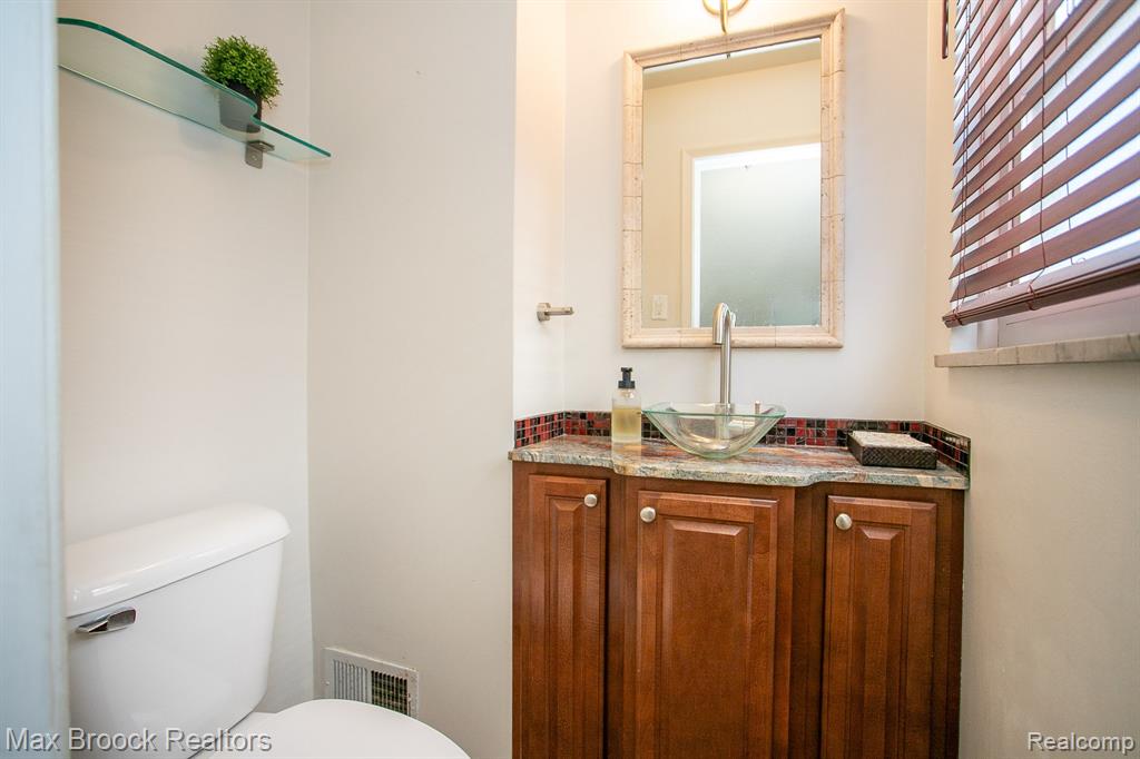 26015 ALLOR Avenue, Huntington Woods, MI — Photo 37