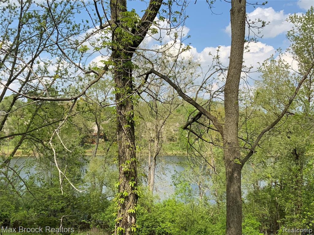 4933 Woodcliff Hill Road N, West Bloomfield, MI 48323 — Photo 47