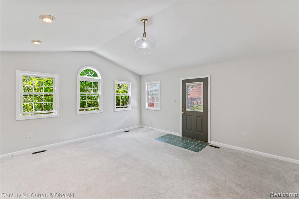 505 Hollywood Avenue, Grosse Pointe Woods, MI 48236 — Photo 11