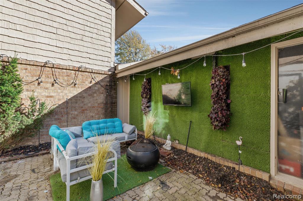 7406 Pebble pt, West Bloomfield, MI — Photo 36