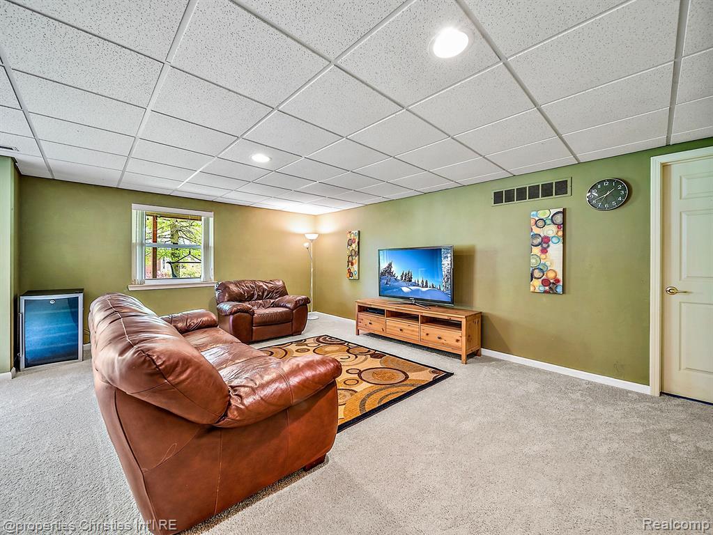 17070 CARRIAGE Way, Northville, MI 48168 — Photo 31