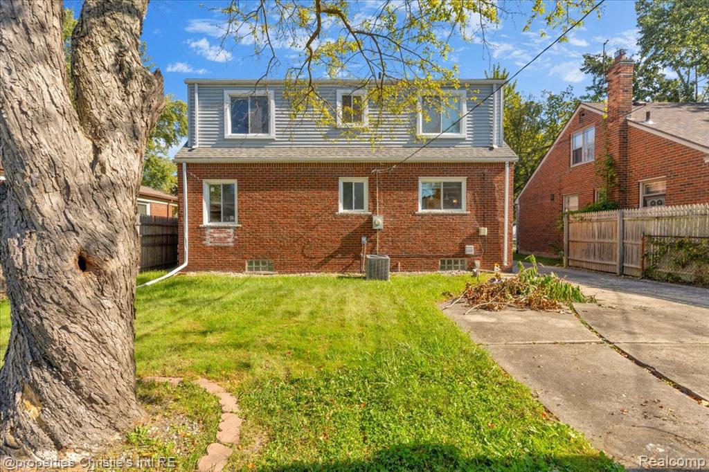 20006 Lochmoor Street, Harper Woods, MI 48225 — Photo 28