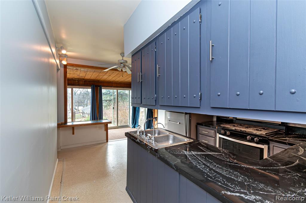 6903 Dandison Boulevard, West Bloomfield, MI 48324 — Photo 36