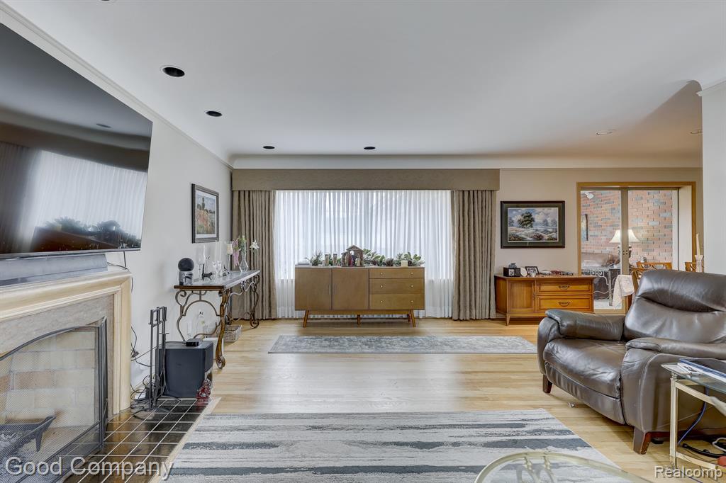 1557 Lochmoor Boulevard, Grosse Pointe Woods, MI 48236 — Photo 4