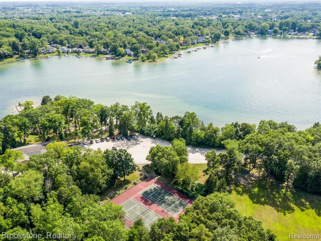 7585 LILAC Court, West Bloomfield, MI 48324 — Photo 23