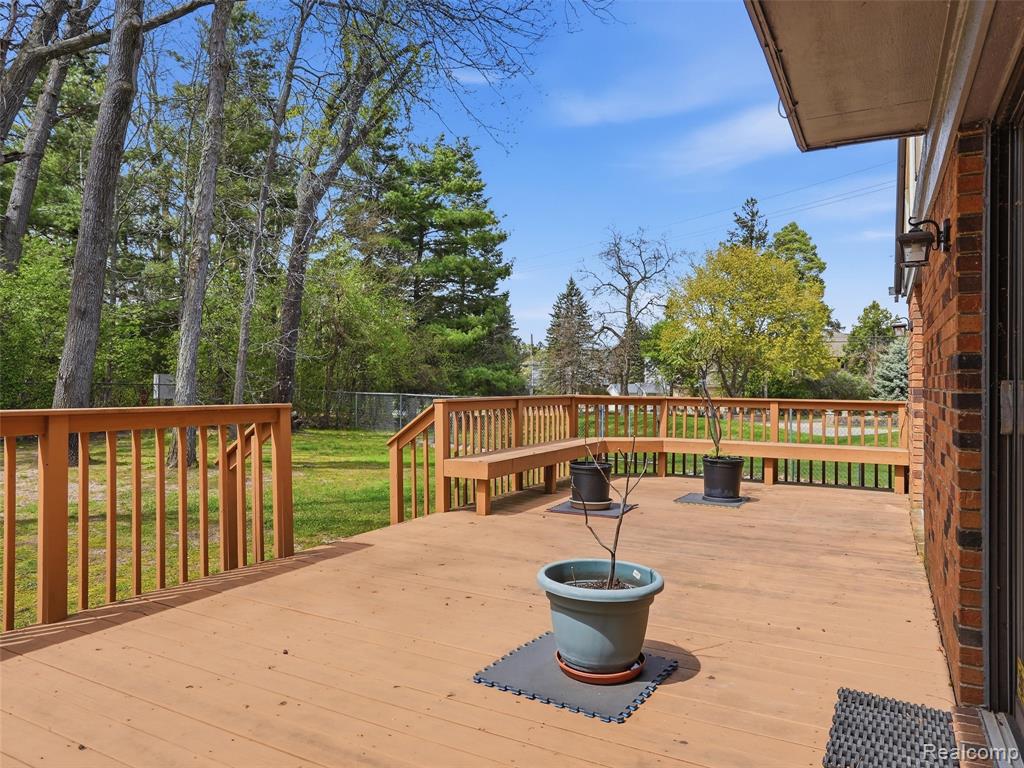 5800 Naneva Court, West Bloomfield, MI — Photo 42