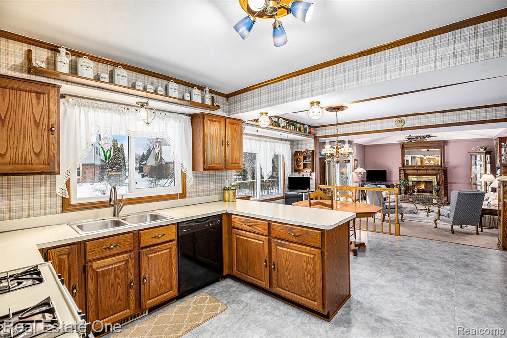 5193 Crowfoot Drive, Troy, MI 48085 — Photo 14