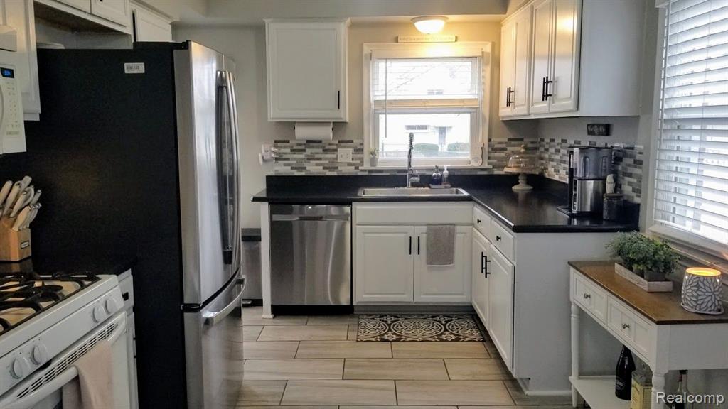 6456 BURNLY Street, Garden City, MI — Photo 2