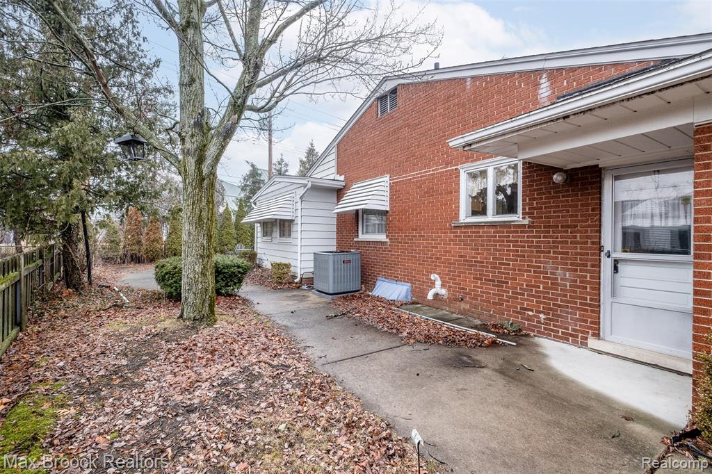 138 S Cranbrook Cross Road, Bloomfield Hills, MI 48301 — Photo 26