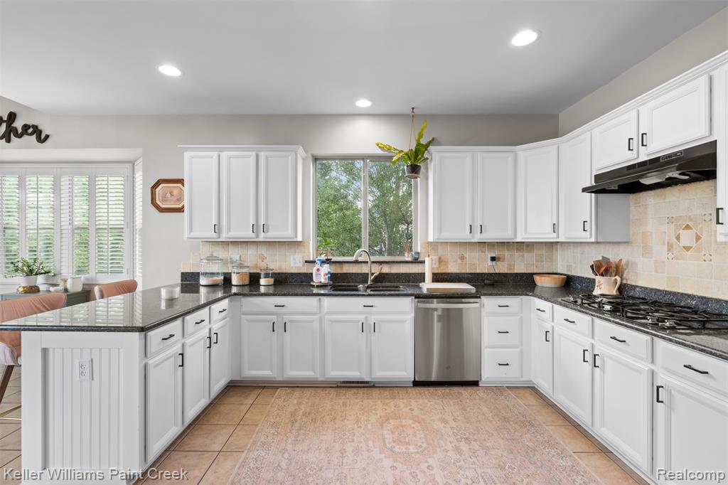 892 W Peninsula Court, Oxford, MI 48371 — Photo 9