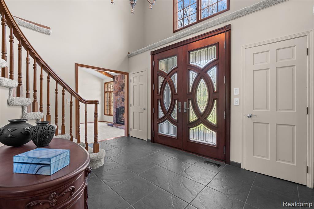 561 Valley Drive, Milford, MI 48381 — Photo 8