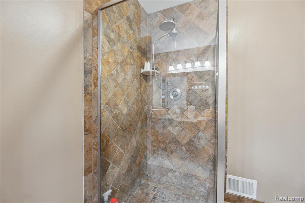 7039 Timberview Trail, West Bloomfield, MI — Photo 48
