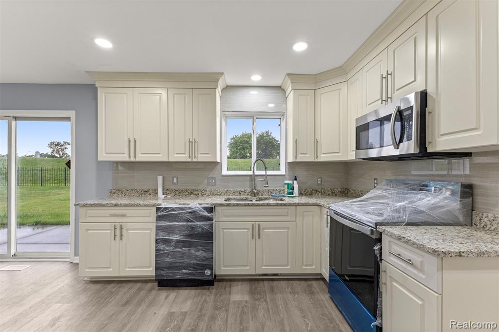 10913 Edlie Circle, Dearborn Heights, MI 48214 — Photo 15