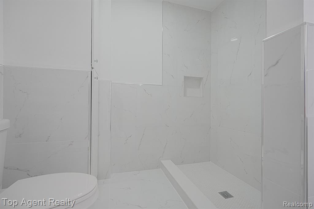 4905 CROOKS Road, B10, Royal Oak, MI 48073 — Photo 8