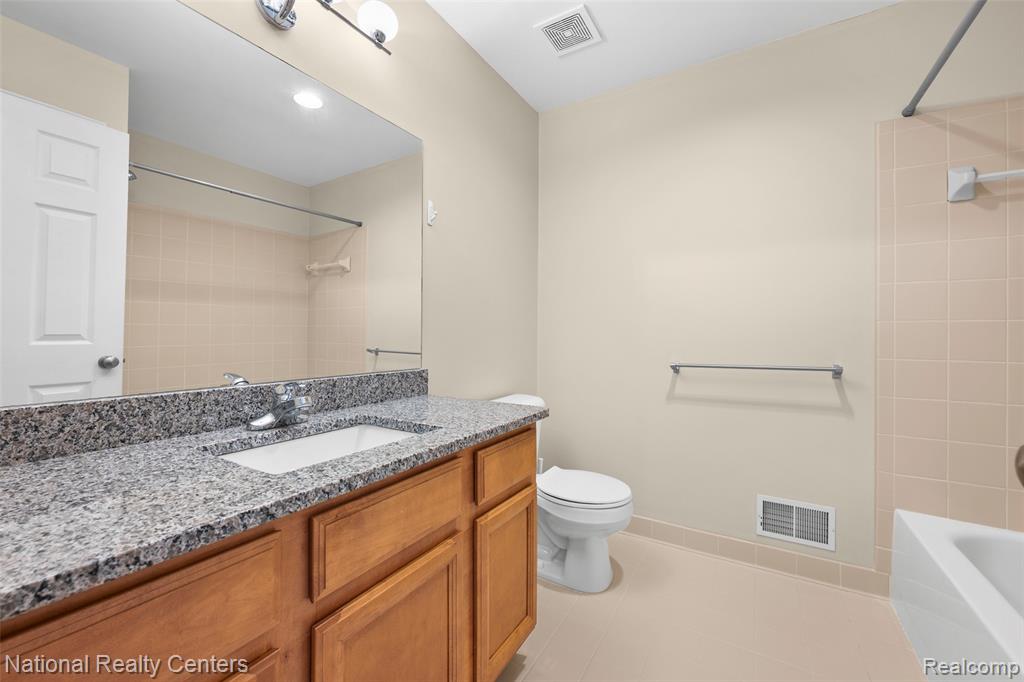 7201 Farmingdale Lane, Walled Lake, MI 48390 — Photo 18