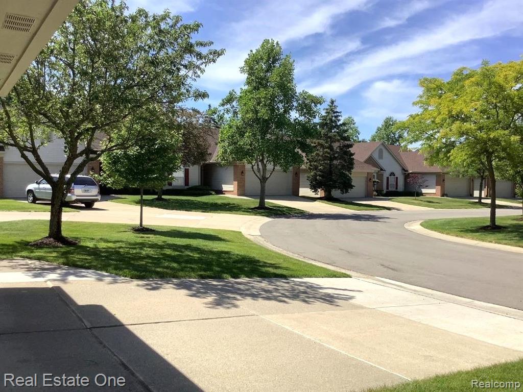 2054 MAPLEHURST Drive, 46, Commerce Twp, MI 48390 — Photo 21