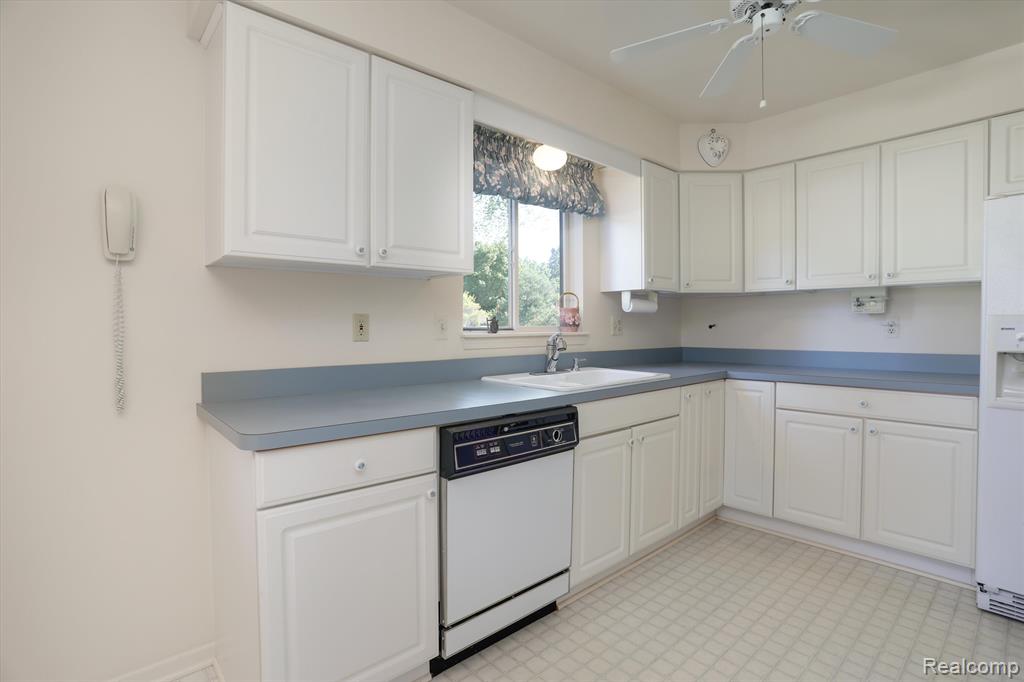 9735 HAWTHORNE GLEN Drive, Grosse Ile, MI 48138 — Photo 16