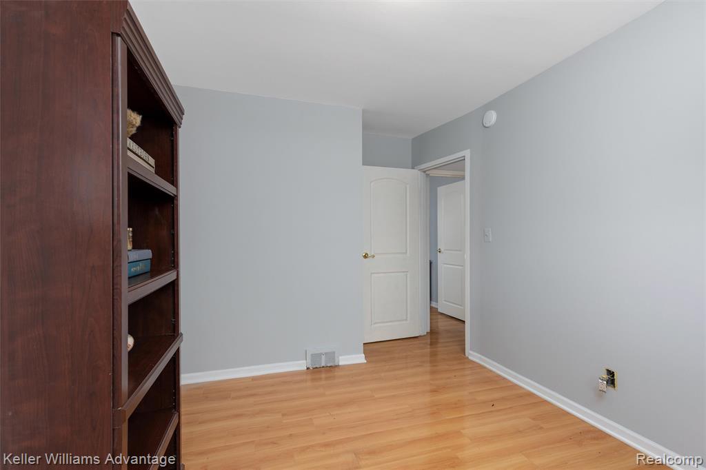 6927 Apache Trail, Westland, MI — Photo 16