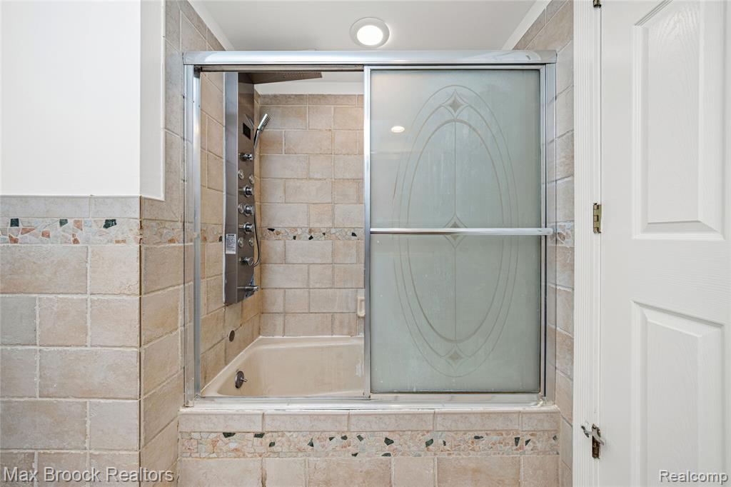 6240 Wynford Drive, West Bloomfield, MI — Photo 35