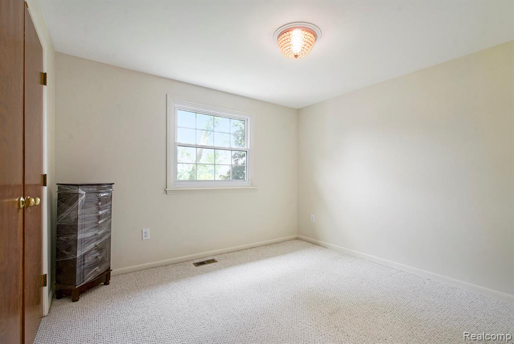9818 BURNING TREE Drive, Grand Blanc, MI 48439 — Photo 40