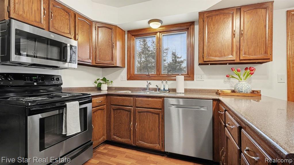 44089 Candlewood Drive, Canton, MI 48187 — Photo 11