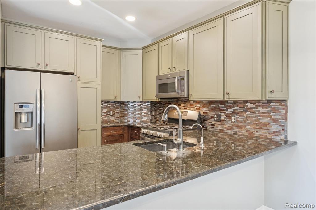 5585 Woodruff Shore Drive, Brighton, MI, 48116