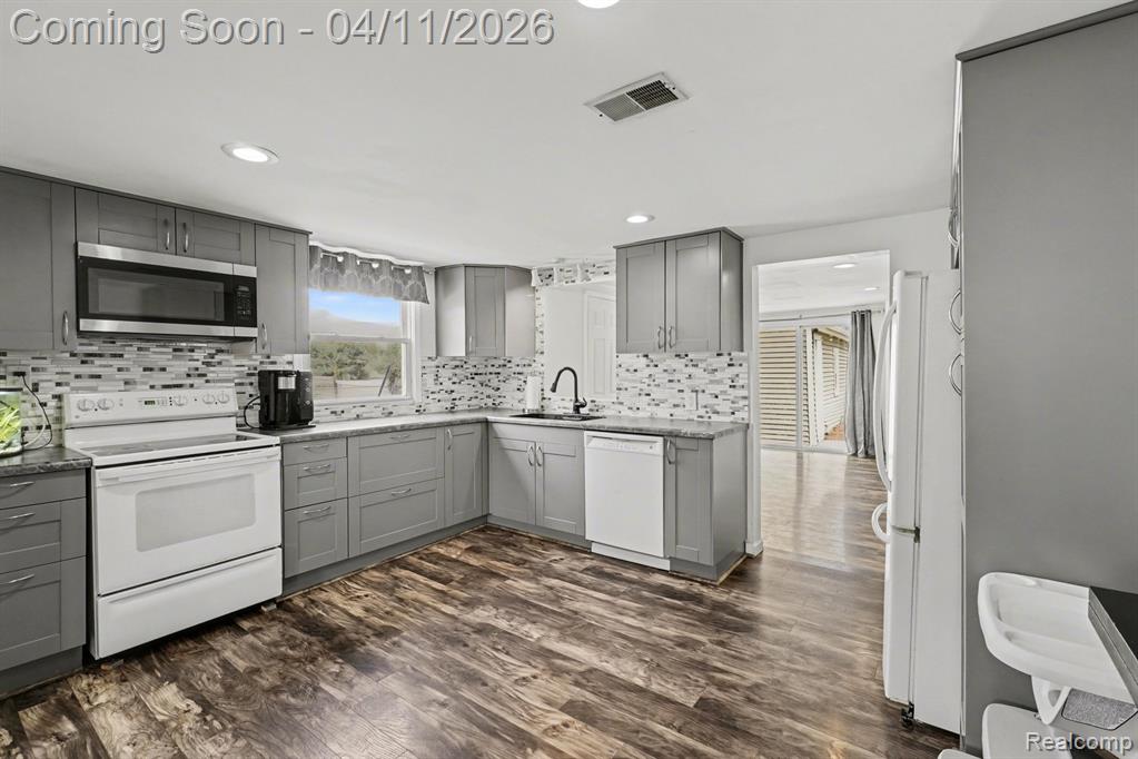 16485 Jennings Road, Fenton, MI 48430 — Photo 14
