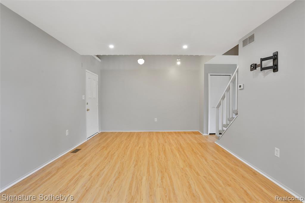 5025 Crooks Road, 42, Royal Oak, MI 48073 — Photo 2