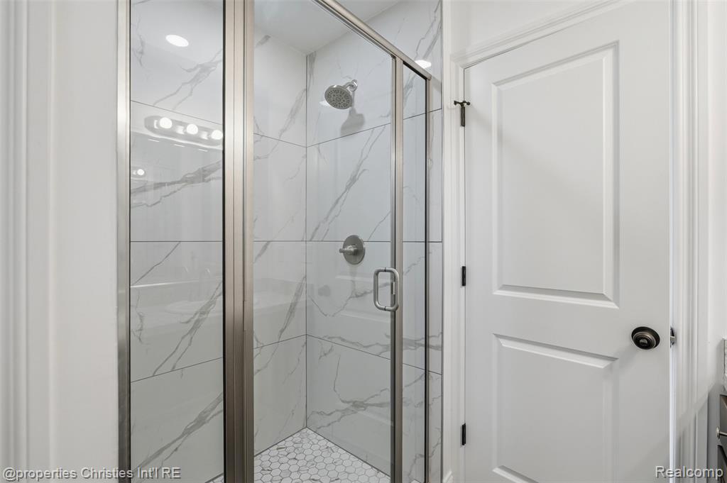 27824 Groveland Street, Madison Heights, MI 48071 — Photo 16