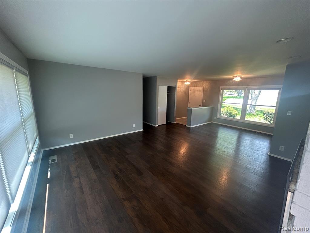 5303 W Briarcliff Knoll Drive, West Bloomfield, MI — Photo 9