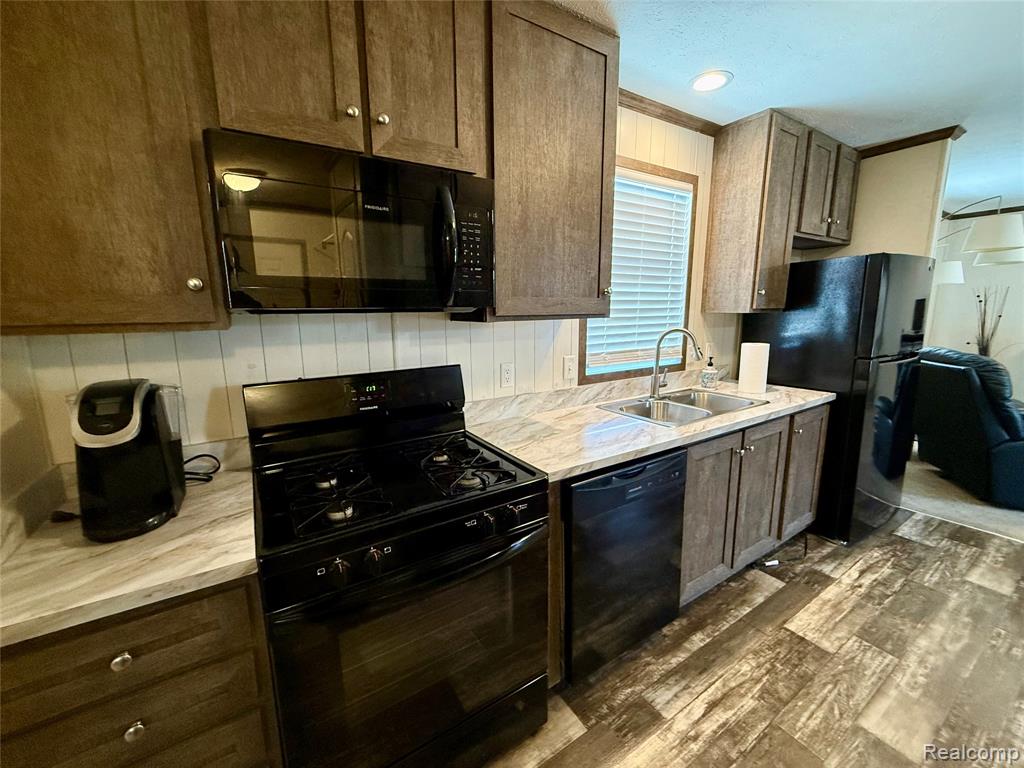 186 Oak Ave, Highland, MI — Photo 17